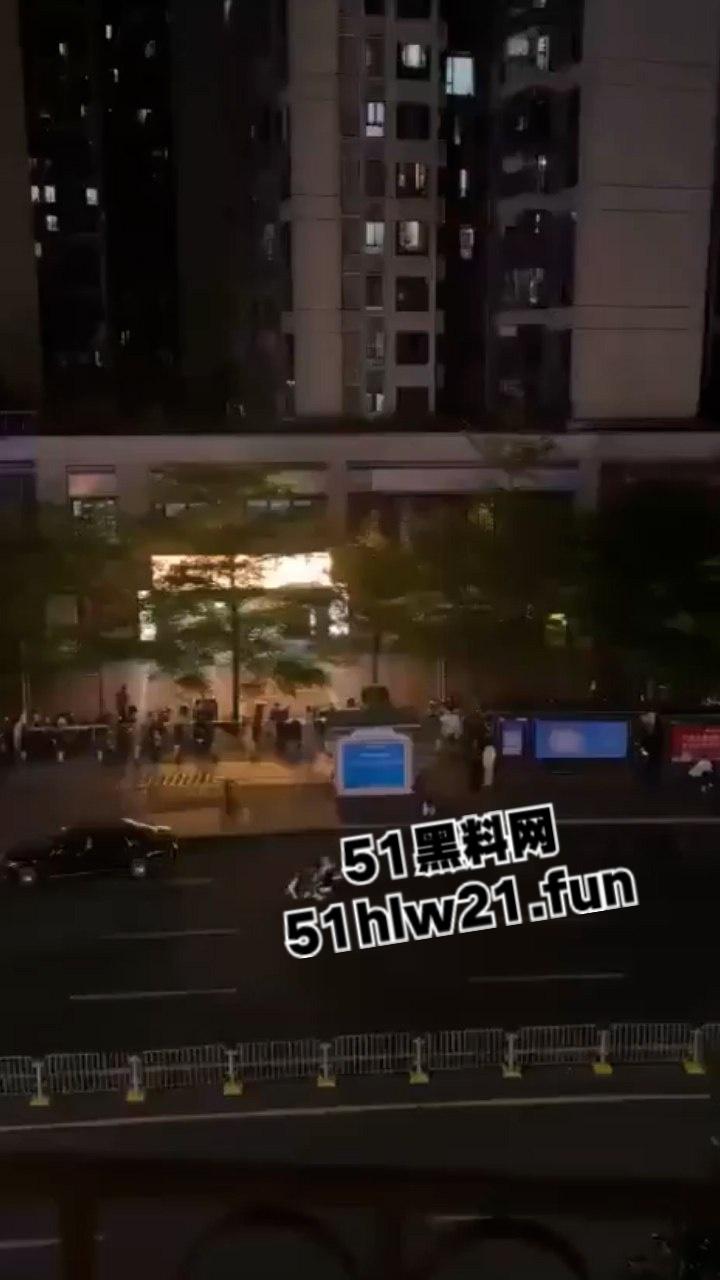 深圳龙华壹方城守财奴夫妇拖欠工资不给钱，逼疯老实人双刀抡砍跟剁肉一样无情送两人升天！