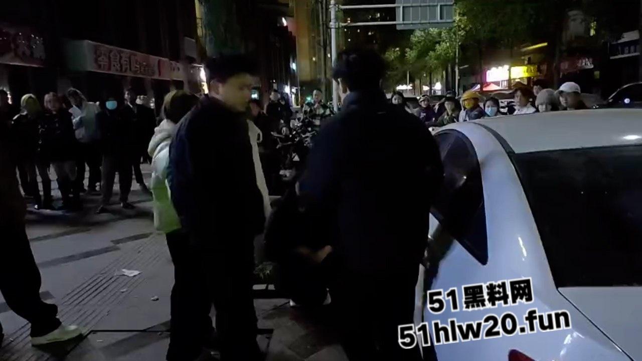 四川汉源骚妇密会情夫被老公当街抓现行，多次开房还被搞大肚子，真是太不要脸了！