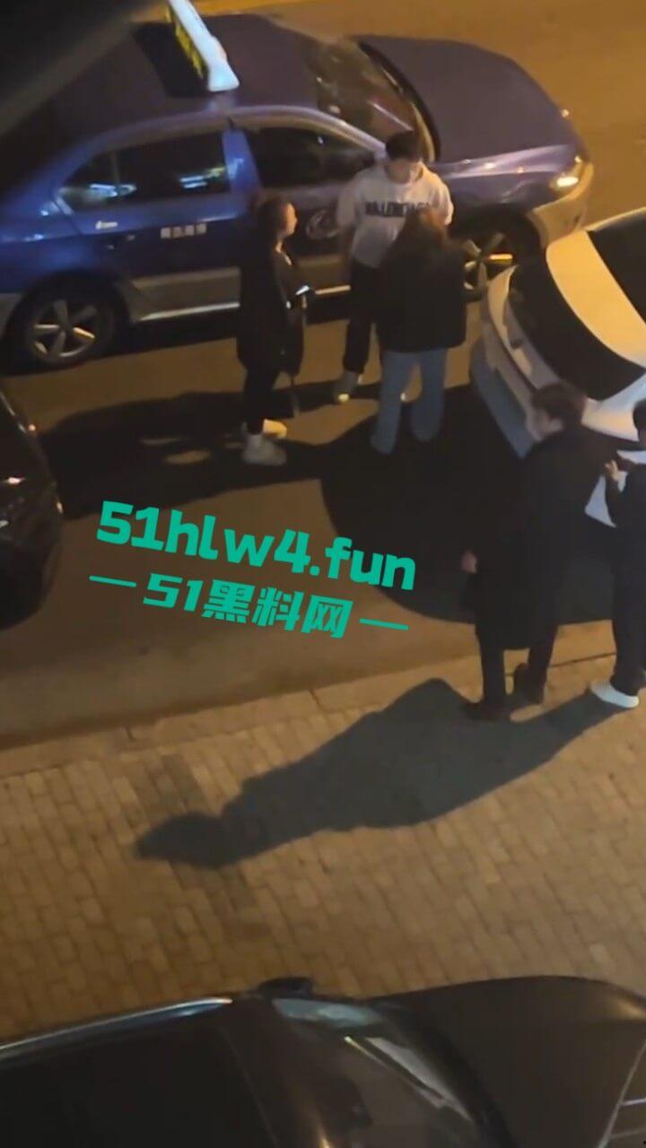 青岛小仙女挑衅男子嚣张辱骂还动手打人，结果被大哥一拳当场直接带走，看着都解气。