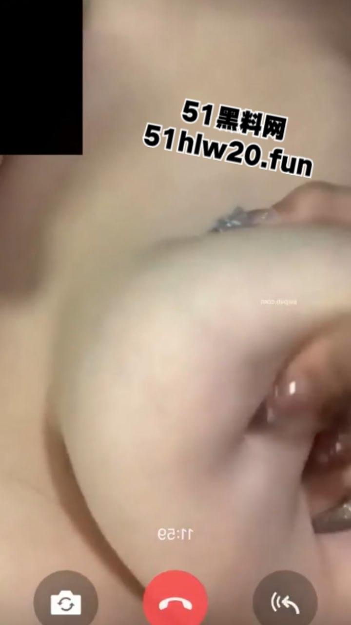 快手第一巨乳网红【小小翠翠花】线下大尺度一对一裸聊视频流出，饱满巨乳玩波推绝对爽！