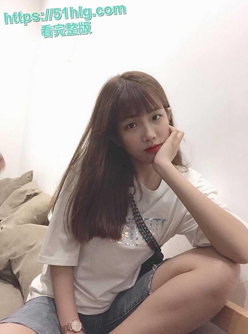 【广西】职教学院性感女神【韩诗瑶】，床上疯狂大解放！男友相伴，自制火爆成人影片流出，学校群热议连连