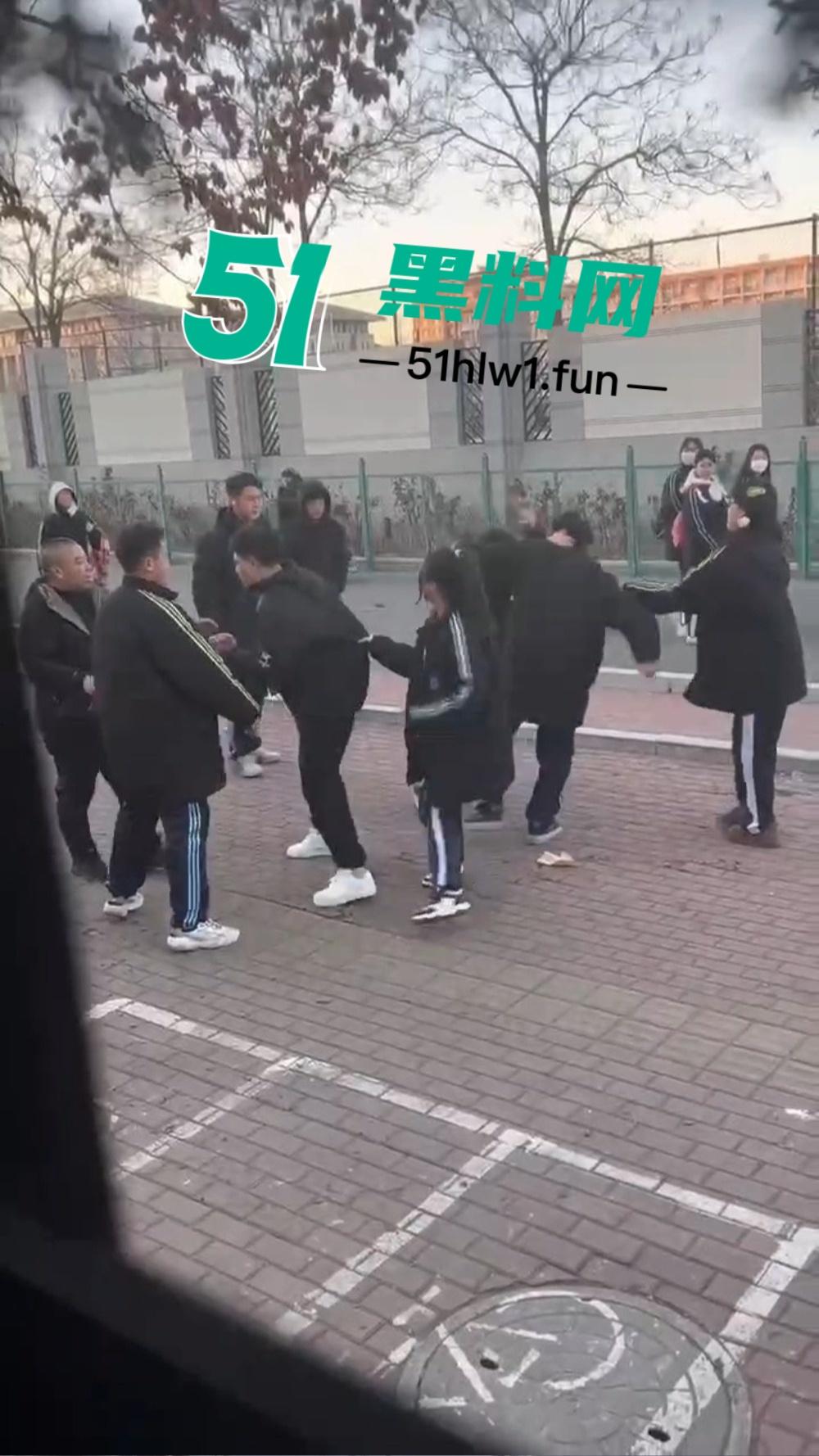 河北虎逼熊孩子打架出事，干破人头后脑勺摔出血，放学变血案现场，这事家长不赔都难！