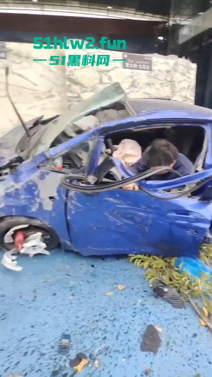 广东一轿车失控撞上路牙当场稀巴烂，司机被撞到懵逼当场灵魂出窍，现场监控视频流出。