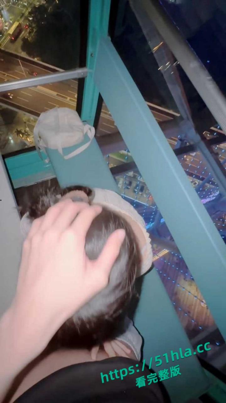 伦乱系列之亲妹妹,户外摩天轮上与妹妹激情性爱,各种姿势轮番上阵,操烂粉嫩白虎骚穴!