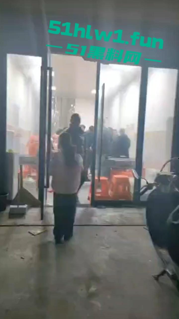 臭棋篓子太没牌品！男子打麻将被自摸胡牌 记恨对家没有碰 愤而打砸麻将馆！