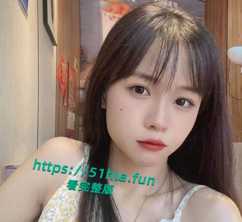 毕业实习小护士与男友裸聊自拍，脸穴同框尽显淫荡本性，粉红玩具抽插骚穴淫水狂流！