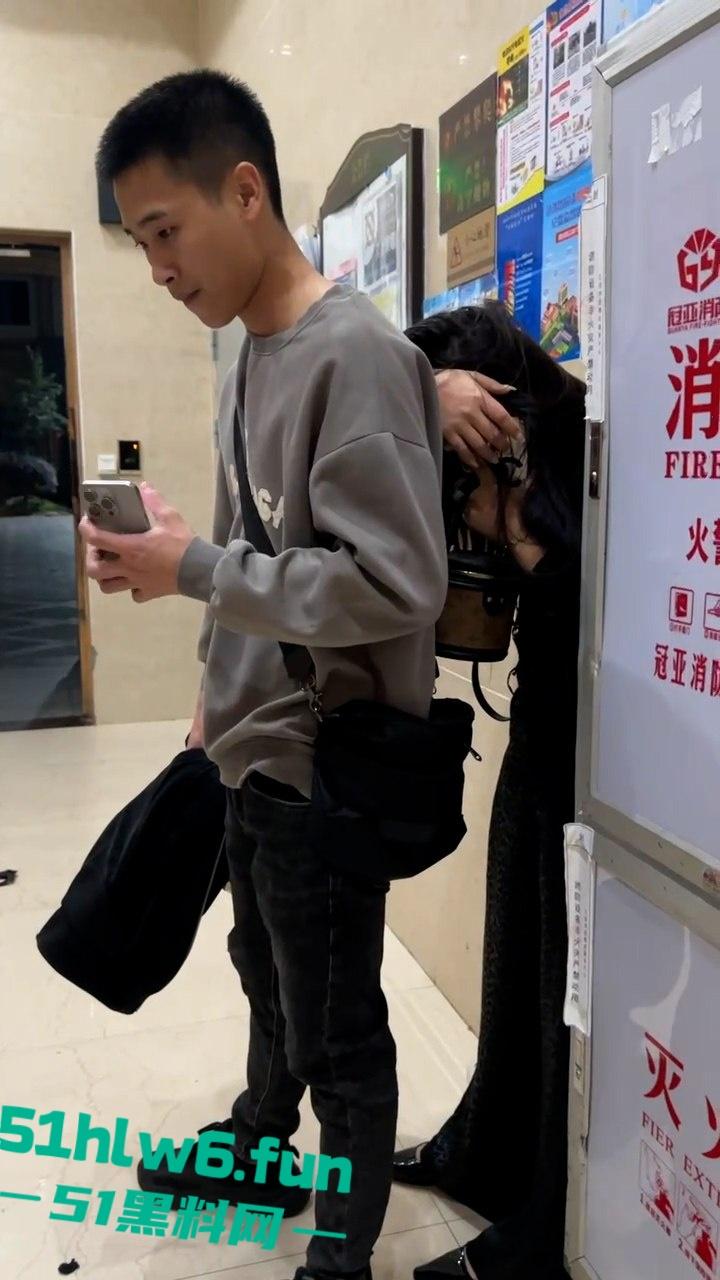 福建真实抓奸实拍，奸夫淫妇家中私会被突然回来的正主当场抓奸，撕逼现场还一直维护小三。