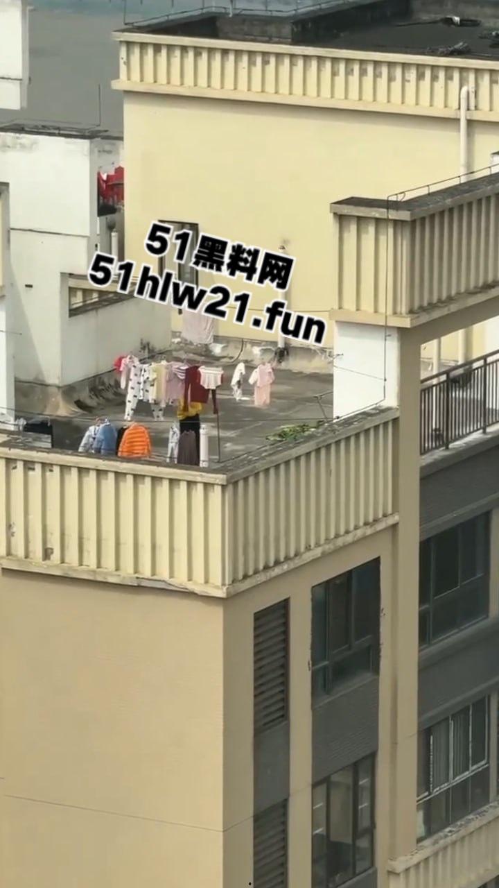 河南郑州某小区，惊现偷内衣变态被邻居拍下全过程，变态直接当场伸进内裤开始打飞机！