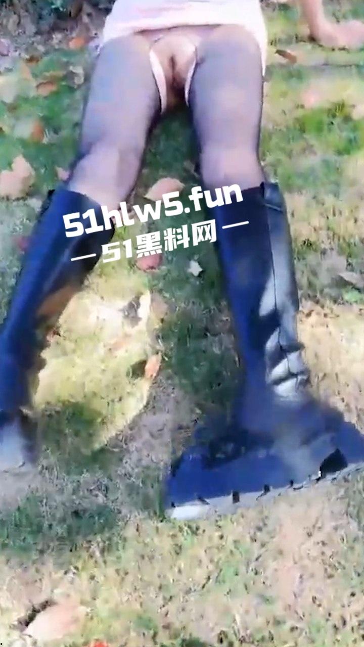 家有娇妻【2】带骚老婆逛景区玩刺激，偶遇单独路人献妻给操满足我的绿帽愿望。