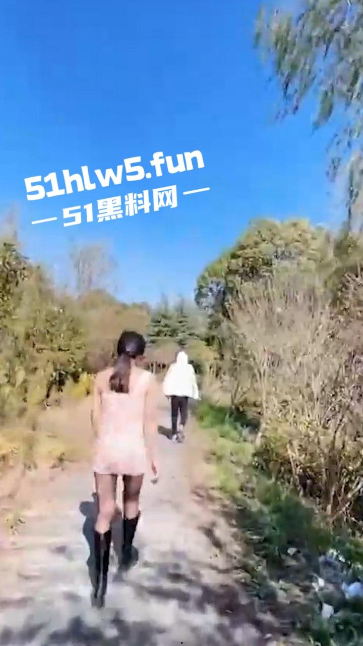 家有娇妻【2】带骚老婆逛景区玩刺激,偶遇单独路人献妻给操满足我的绿帽愿望。