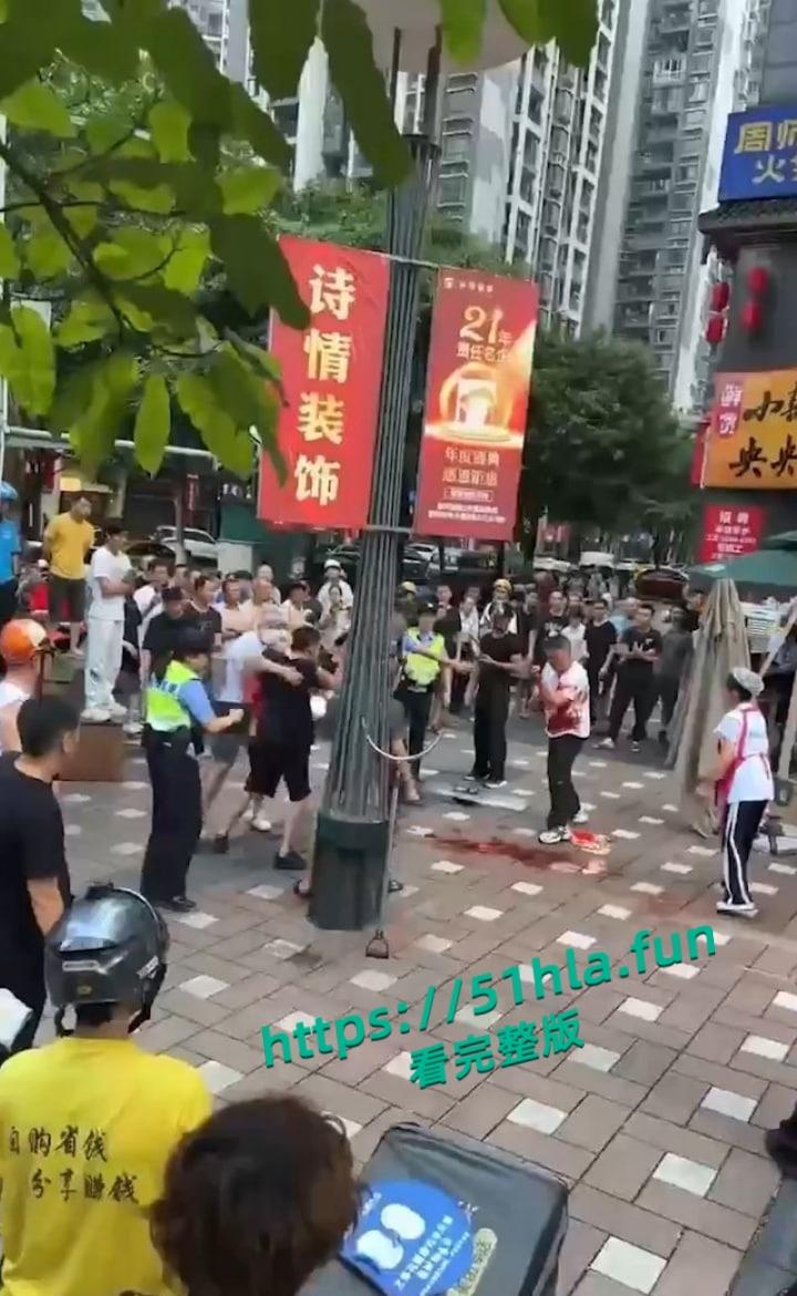 重庆南坪面馆老板抢客引发血腥斗殴持刀互砍,场面混乱血迹四溅,现场完整版视频流出!