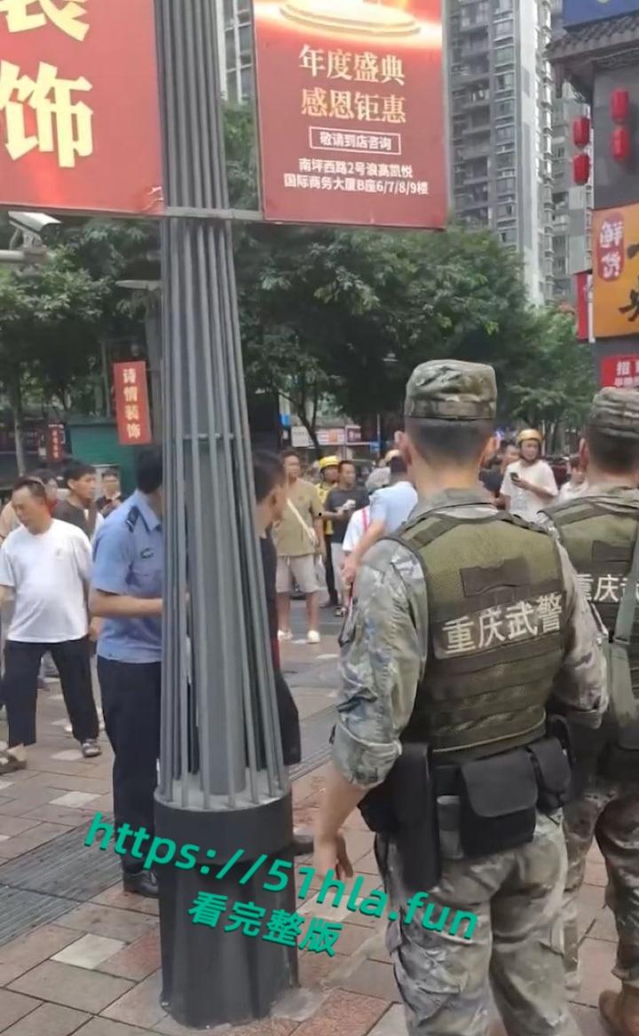 重庆南坪面馆老板抢客引发血腥斗殴持刀互砍,场面混乱血迹四溅,现场完整版视频流出!