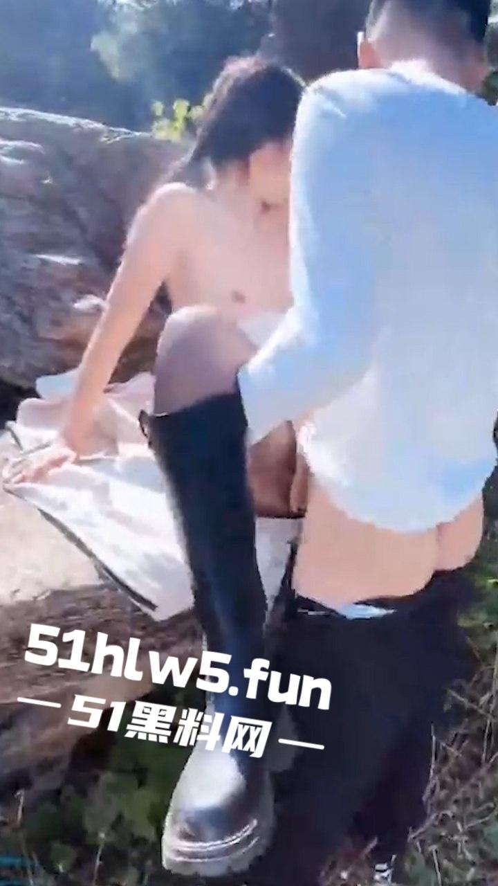 家有娇妻【2】带骚老婆逛景区玩刺激,偶遇单独路人献妻给操满足我的绿帽愿望。