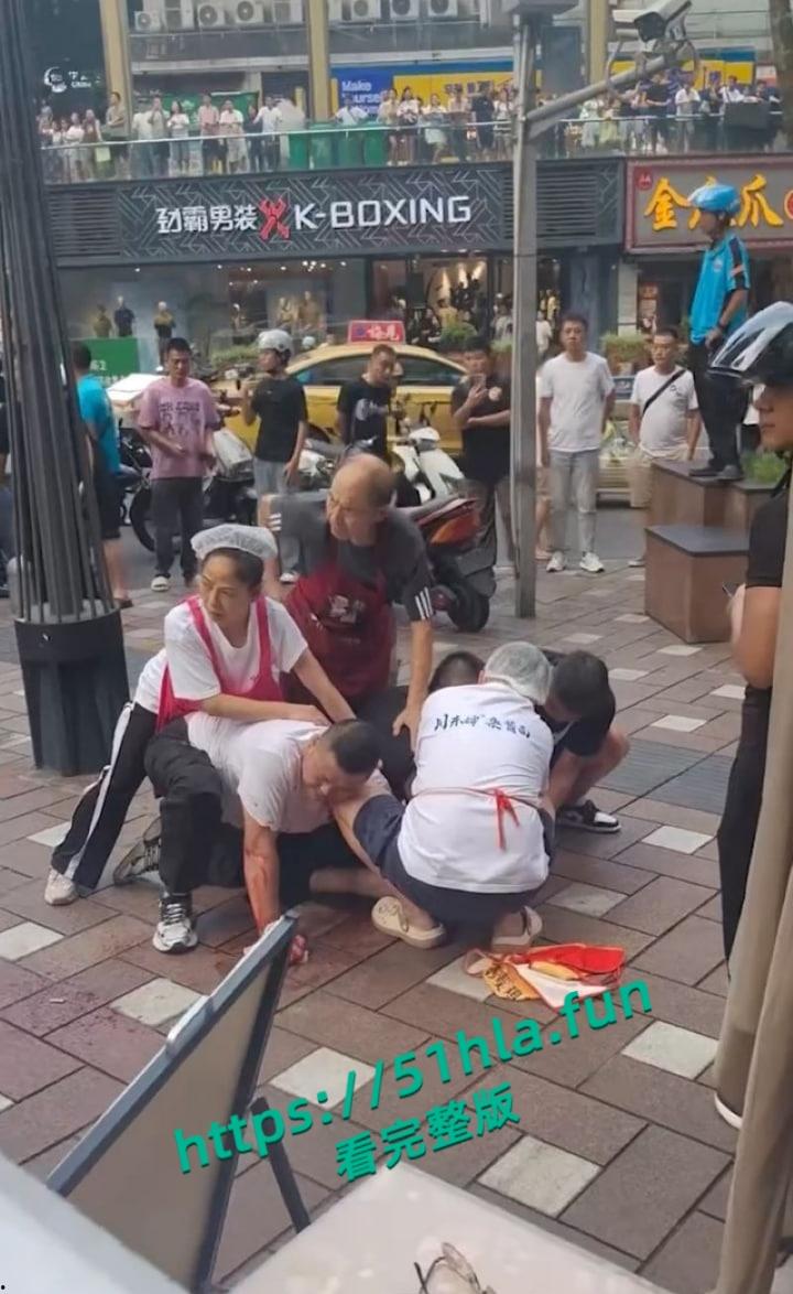 重庆南坪面馆老板抢客引发血腥斗殴持刀互砍,场面混乱血迹四溅,现场完整版视频流出!