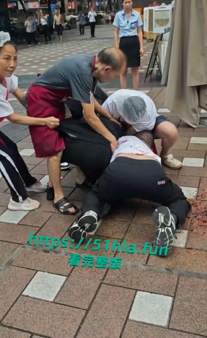 重庆南坪面馆老板抢客引发血腥斗殴持刀互砍,场面混乱血迹四溅,现场完整版视频流出!