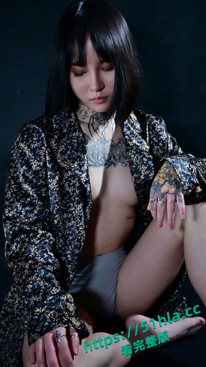 重庆观音桥化妆店员【张佳】全身刺青大尺度写真流出,C杯美乳纤腰翘臀白虎嫩穴诱惑十足!