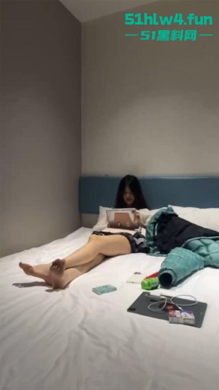 南京钟山技术学院【杨和馨】极品身材反差学生妹，到处约炮给男友带绿帽子聊天记录视频曝光。