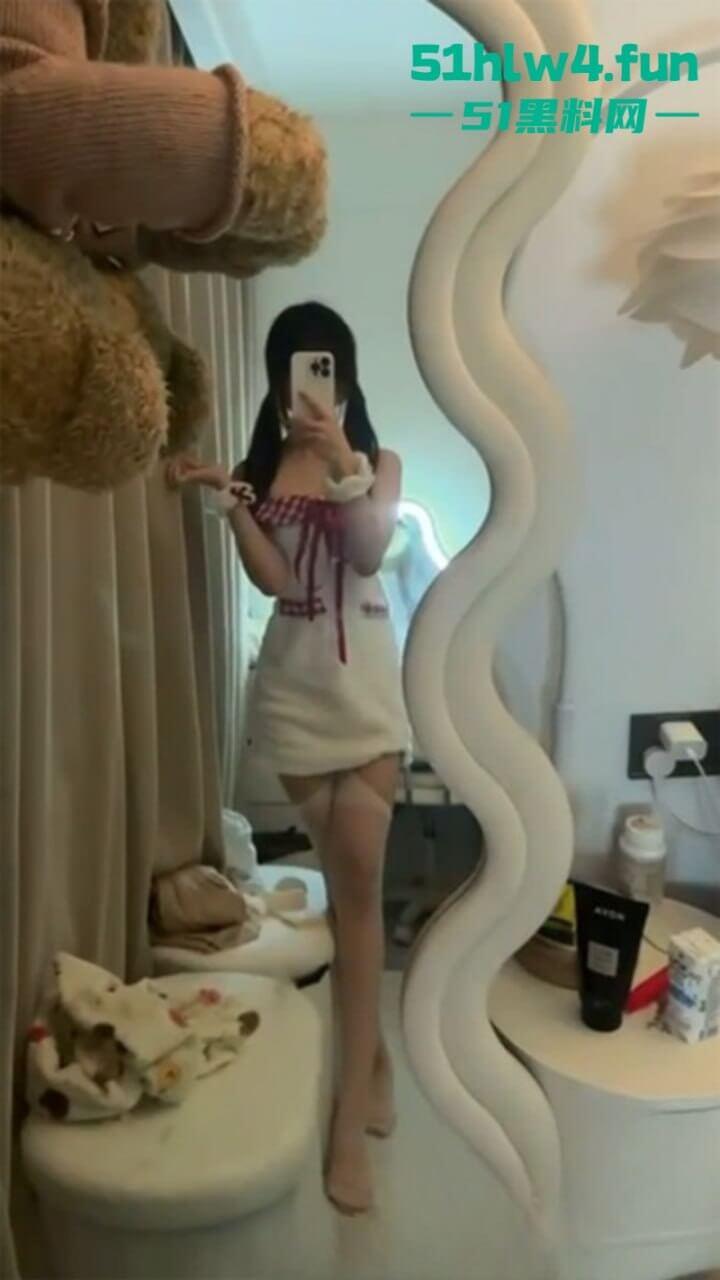 南京钟山技术学院【杨和馨】极品身材反差学生妹,到处约炮给男友带绿帽子聊天记录视频曝光。