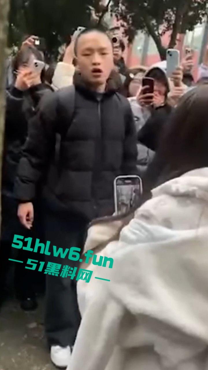 成都托普信息技术职业学院纯爱战神遭背叛，纯爱战士应声倒地当场泪诉全过程引学生围观！
