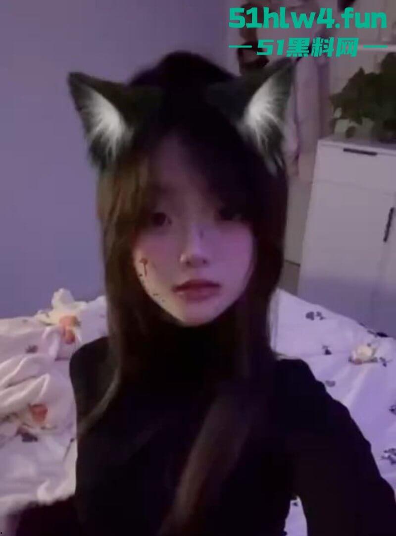 南京钟山技术学院【杨和馨】极品身材反差学生妹,到处约炮给男友带绿帽子聊天记录视频曝光。