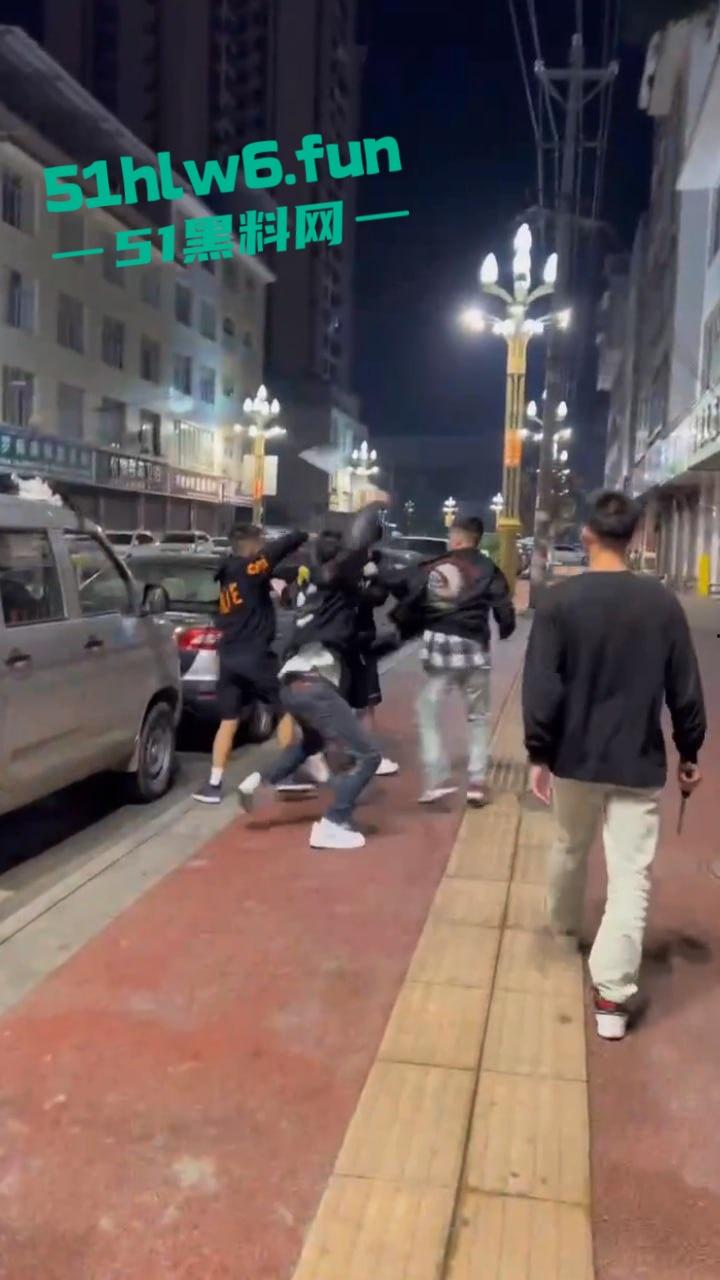 山东实拍精神小伙，当街聚众砍人两名被砍者身中几十刀，其中一人竟抢救无效身亡，目前几位行凶者已被逮捕。