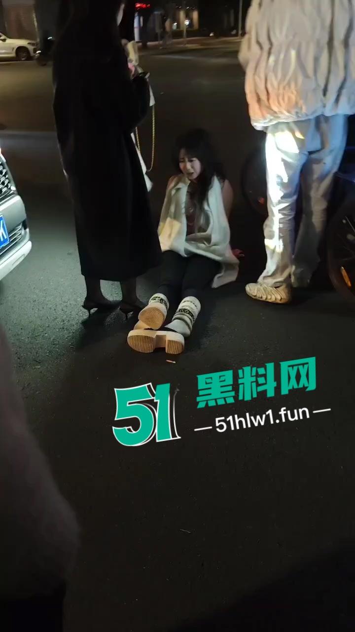 提裤忘人，玩腻就滚？广州女生因男友提分手受刺激当街破防，又哭又闹还傻笑！