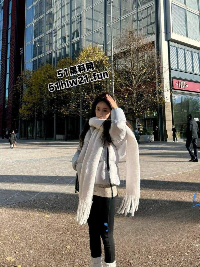 伦敦政治大学留学生【潘果果】心甘情愿做富二代母狗，各种调教抽打虐待无毛嫩穴，白富美小妞到国外就是浪逼。