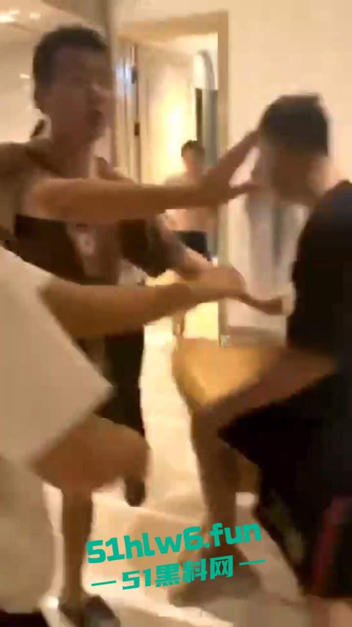 奇葩捉奸现场，骚逼老婆出轨被发现打开房门竟然是两男一女，老公和带来的人直接惊呆在现场。