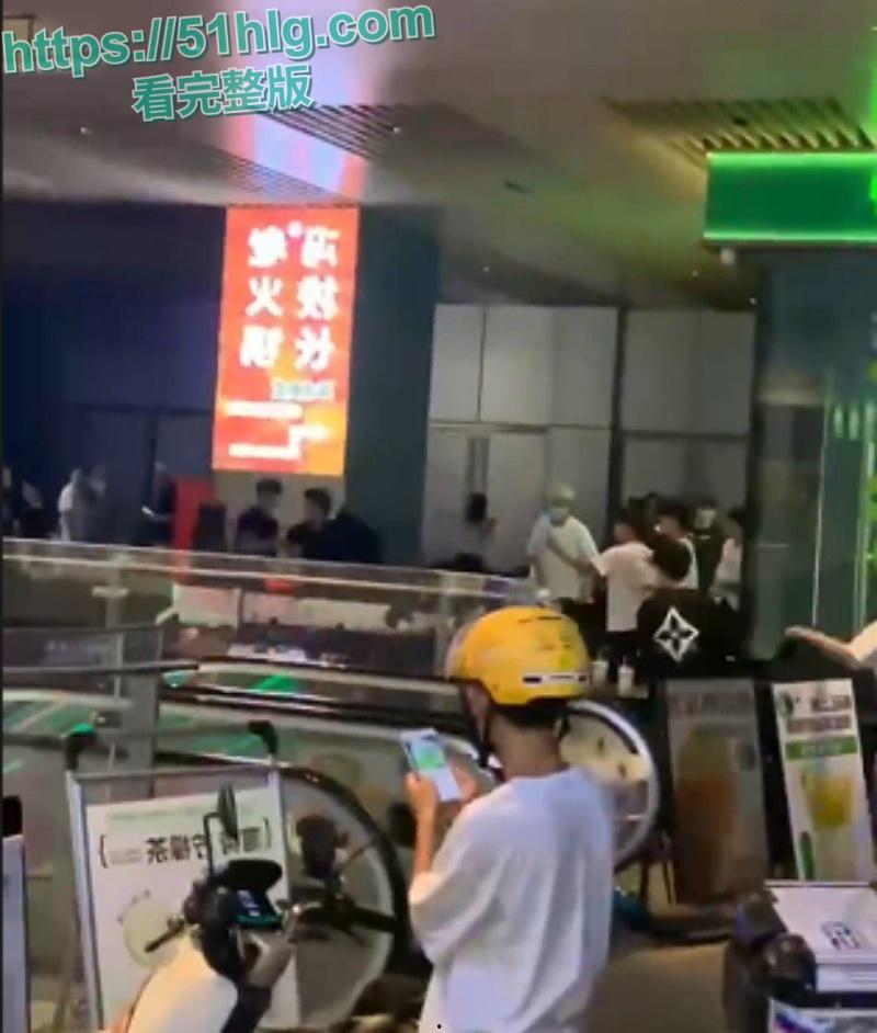 【四川成都】万达广场内多名精神小伙上演现实版古惑仔 吃饭发生冲突 双方人马激烈火拼 桌椅板凳齐上阵