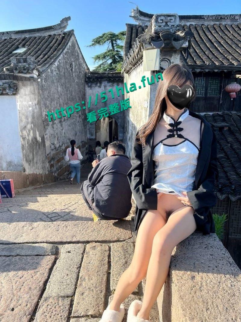 极品大学生【小哪吒】福利视频泄密,校内野外大胆露出饱满双乳嫩穴挑逗路人目光!