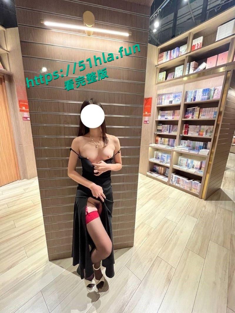 极品大学生【小哪吒】福利视频泄密,校内野外大胆露出饱满双乳嫩穴挑逗路人目光!