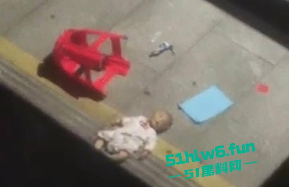 夫妻吵架奶妈愤怒将孩子从五楼仍下去，据传是有产后抑郁症，目前已经被帽子叔叔带走。
