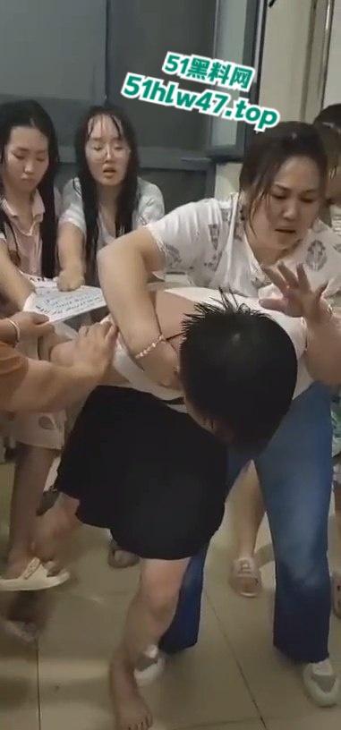 男扮女装的变态，潜入女生楼在厕所偷拍遭翻车被当场活捉，瓜友可真是惨被一群女人围攻。