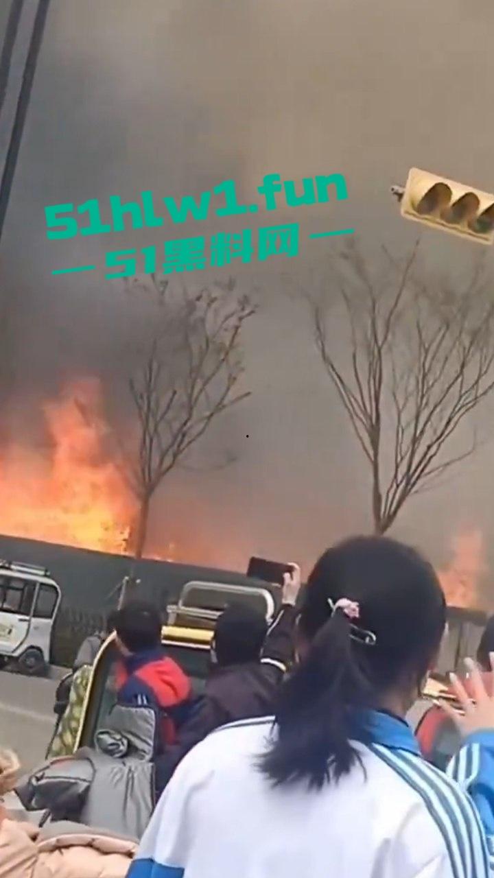 辽宁一停车场突发大火，竟是几个熊孩子放学后玩火烧车，导致几百辆车被烧毁这些家长可赔大了。