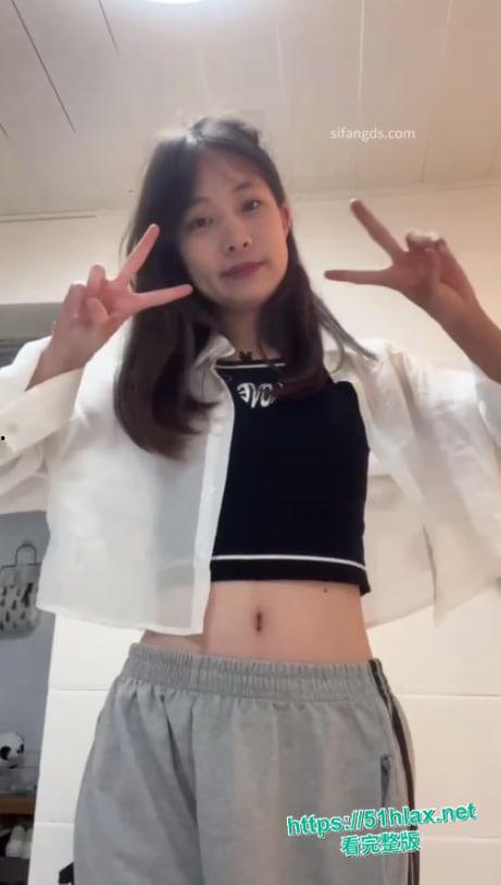 可爱大眼贫乳萌妹私密炮战视频流出！甜美清纯脸蛋全裸自拍奶头硬翘阴唇湿润欲拒还迎，男友大鸡巴无套狂怼骚穴主动迎合变床上骚货