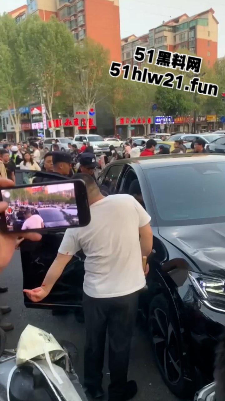 河南洛阳酗酒男驾车失控，闹市街区撞倒一片，倒霉路人头破血流命丢一半。