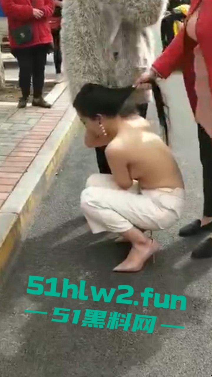 河南服装店长当小三，被原配带姐妹围堵当众扒光衣服，拿出剪刀剪头发颜值身材相当奈斯啊。