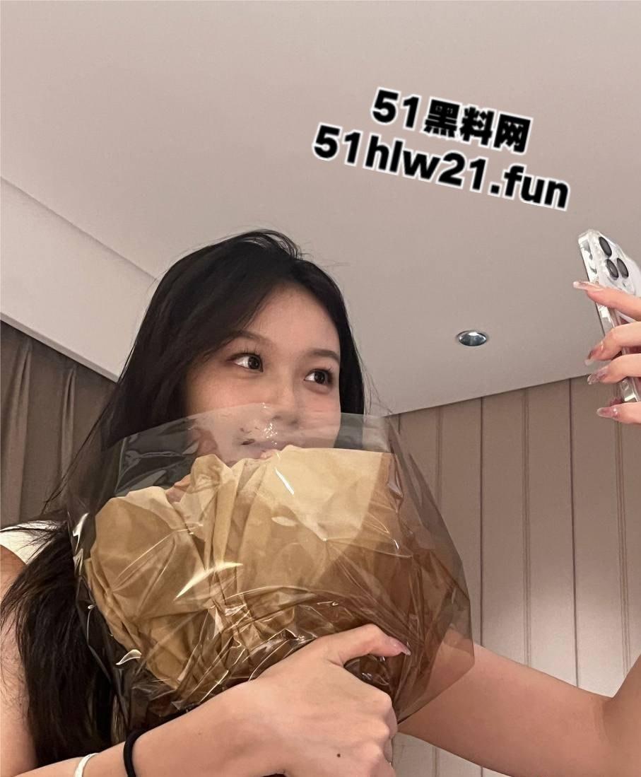 中国民用航空飞行学院【吴婷】粉嫩玉足线下约炮金主，灵活舌头简直可以含化鸡巴！