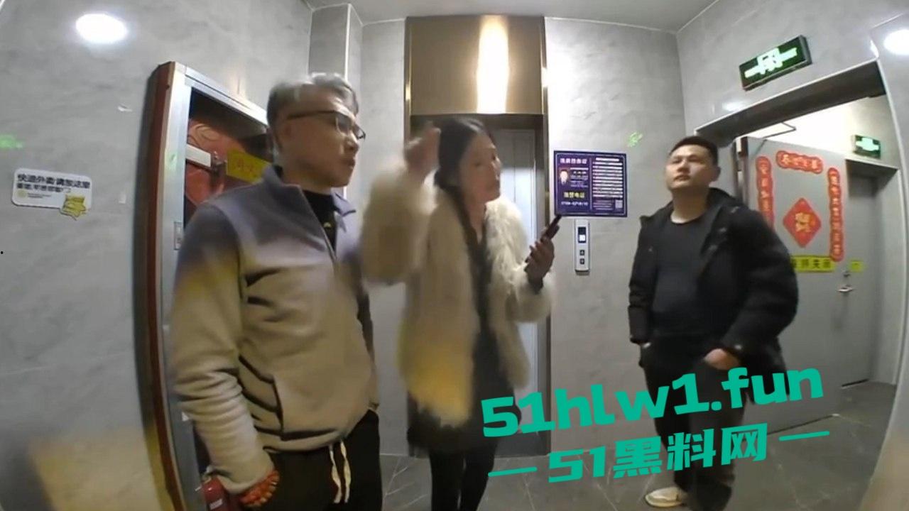 黑社会催债跑错楼层，错把无辜居民当成欠钱老赖狂踹家门，猫眼实拍监控曝光跟恐怖片似的！