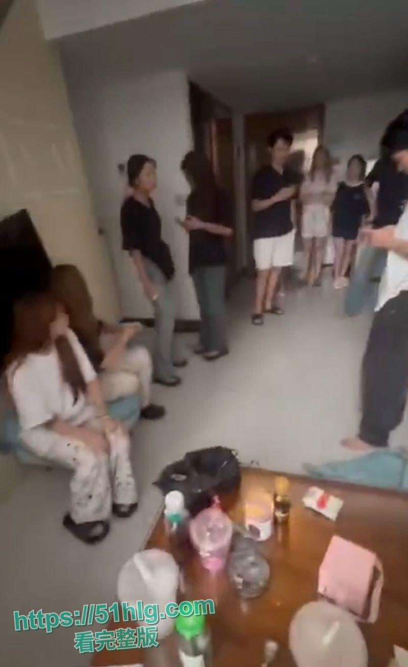 广东小仙女在线直播抓奸 家里被偷业主群求助 邻居们化身正义使者围观助阵 场面火爆十足