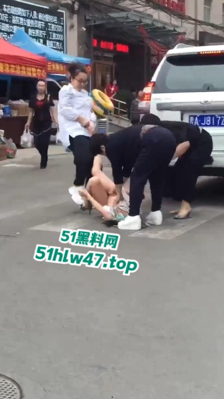 陕西太原抓小三现场，大妈带着三位姐妹当街抓小三，大街上边打边脱不得不说小三身材的确很赞。