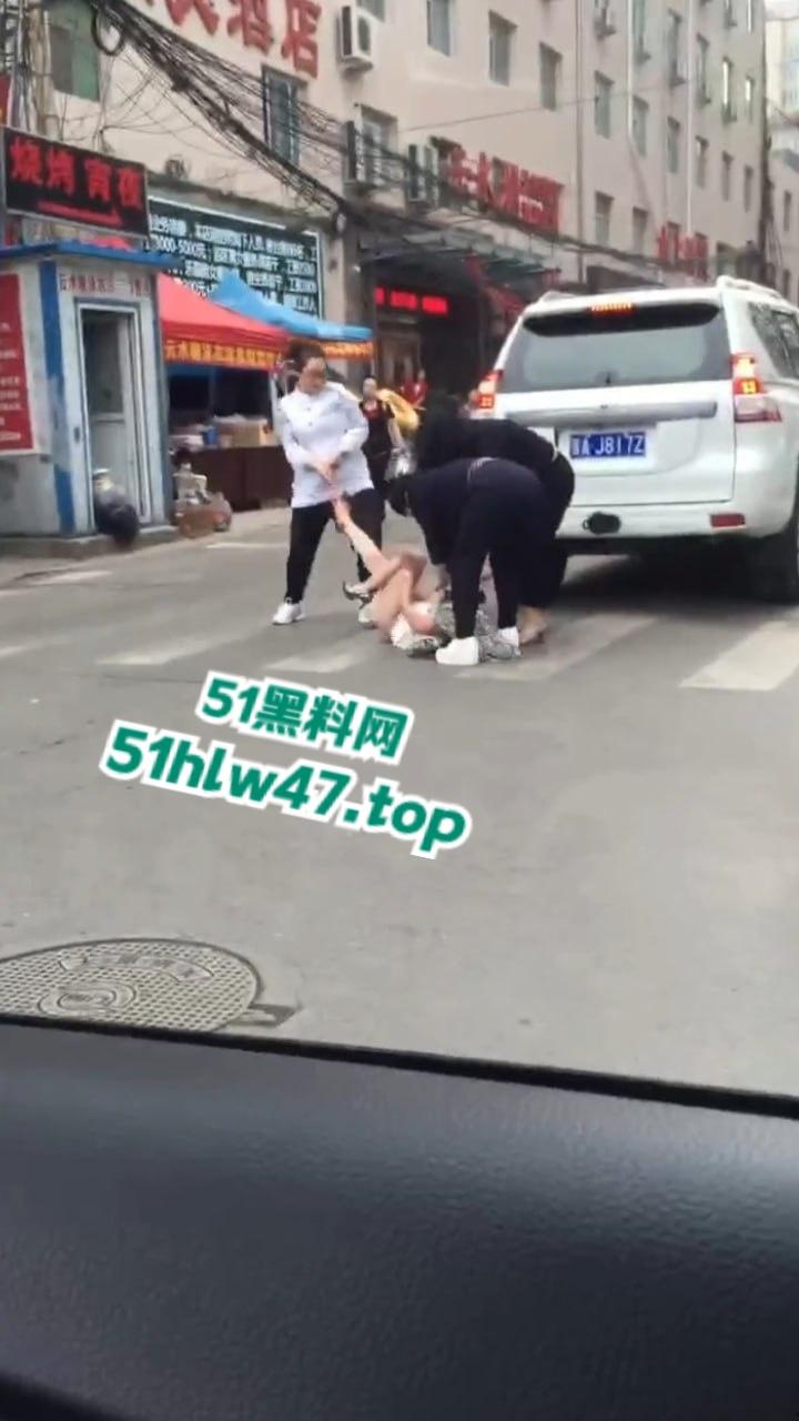 陕西太原抓小三现场,大妈带着三位姐妹当街抓小三,大街上边打边脱不得不说小三身材的确很赞。