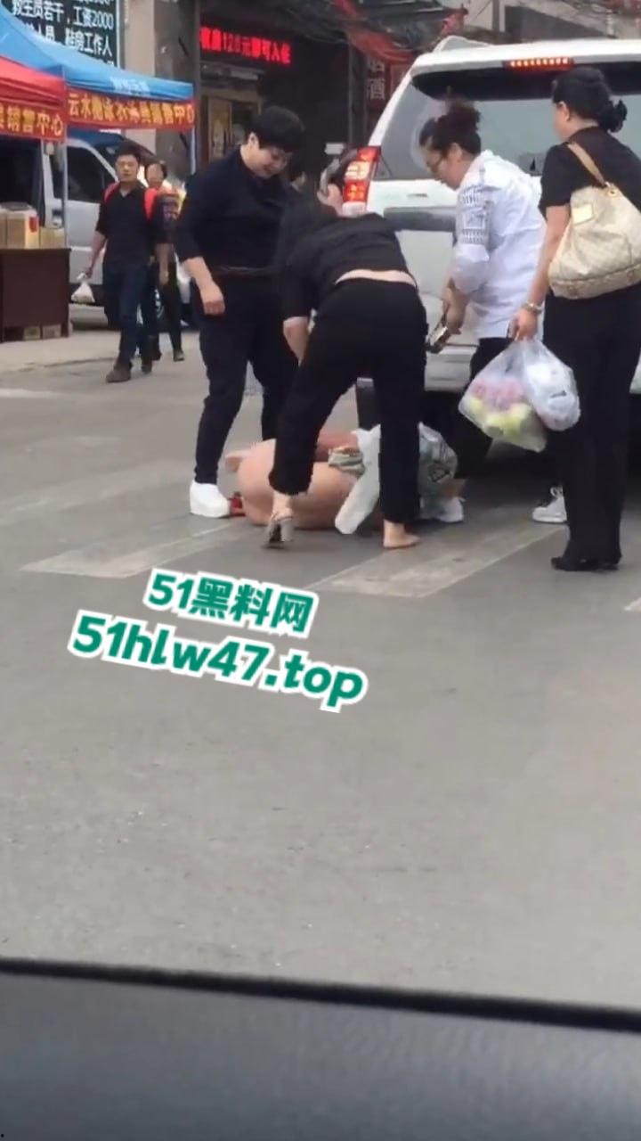 陕西太原抓小三现场,大妈带着三位姐妹当街抓小三,大街上边打边脱不得不说小三身材的确很赞。