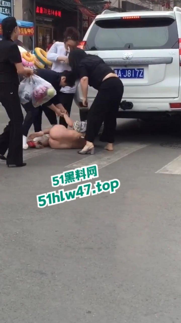 陕西太原抓小三现场,大妈带着三位姐妹当街抓小三,大街上边打边脱不得不说小三身材的确很赞。
