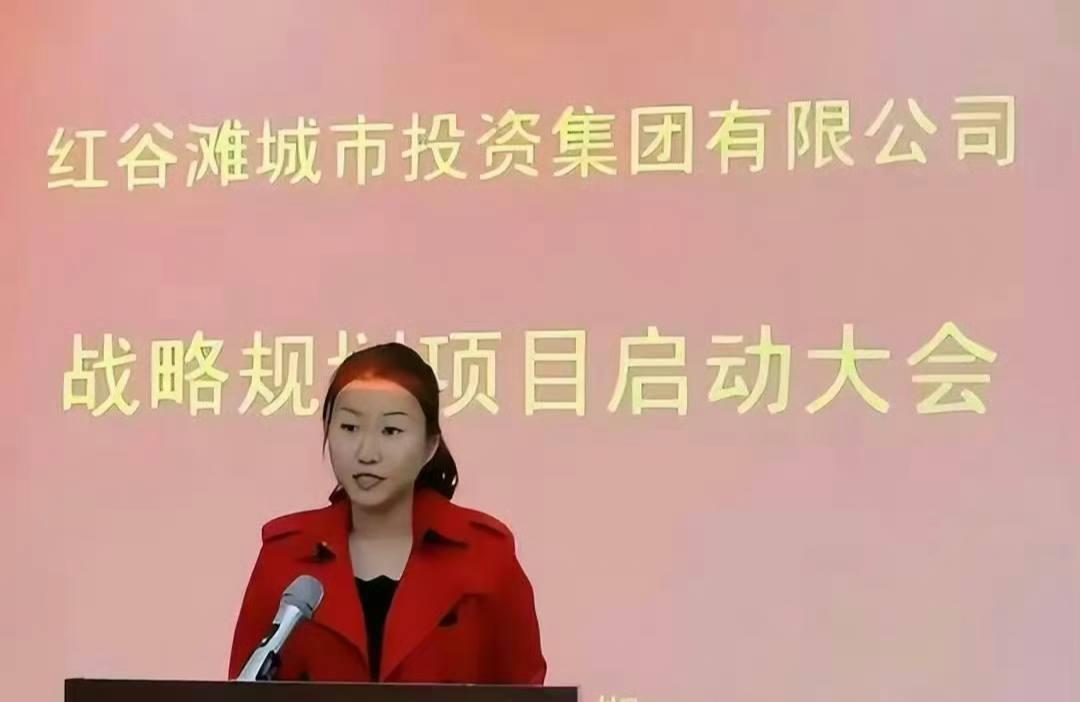 南昌市红谷滩城投资董事长鞠雅为了上位不择手段 办公室与领导啪啪做爱视频流出 骚逼做爱技术一流，难怪位高权重