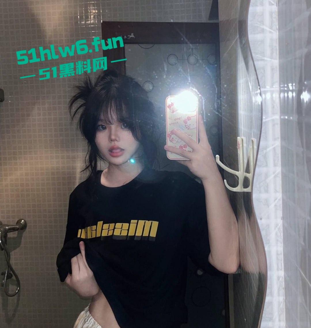 瓜友曝光甜美型前女友，颜值清纯可爱梨形身材傲人丰满，自拍一线天嫩鲍诱惑至极。