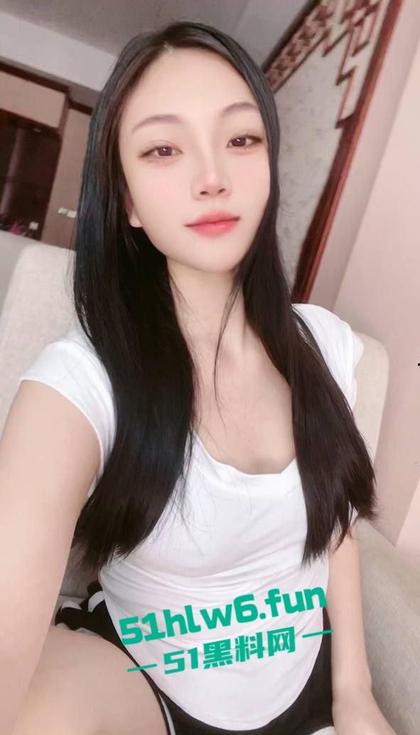 缅甸果敢夜场女【杨改琴】高颜值极品身材骚鸡，5000元就能带走过夜，在勐拉小穴带病有粉刺，兄弟们小心。