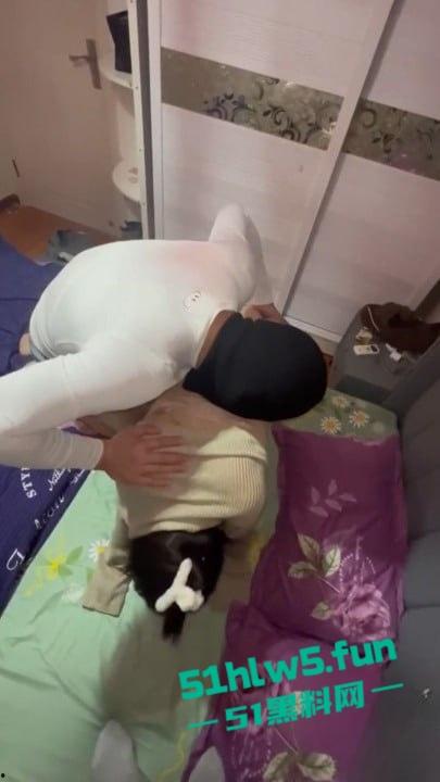 家有娇妻【7】看着老婆在我们婚房床上被前男友操，居然还让我给他们舔交合处。