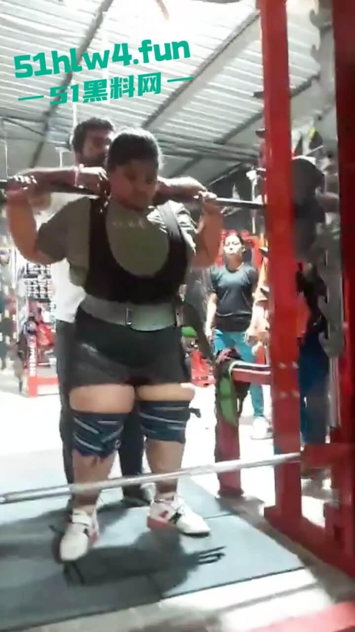 印度17岁举重运动员【YashtikaAcharya】在训练时失去平衡，活生生被270公斤杠铃压死现场视频流出。