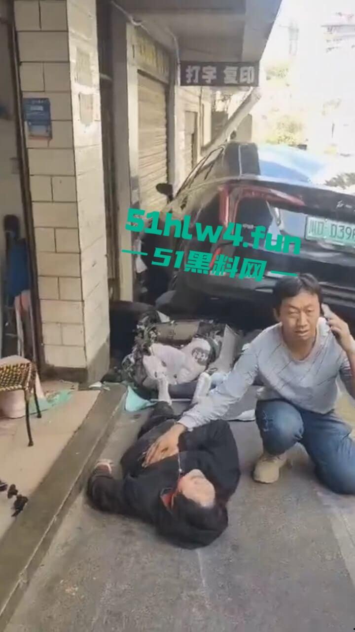 四川女司机驾车失控，撞向路边5名老人导致1死4伤，疑似电车刹车失灵现场视频流出。